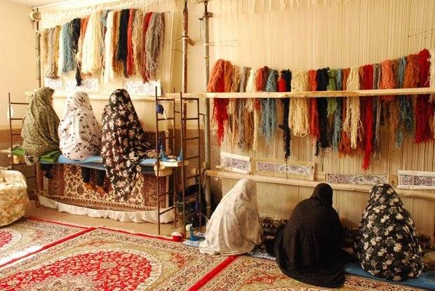۴۰ بافنده در روستاهای تایباد مشغول فعالیت هستند