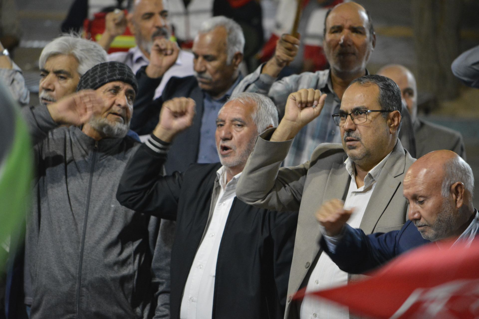 طنین نوای دهه هشتادی‌ها در میدان وحدت / درخشش ۱۰۰ دانش‌آموز روستای اسدآباد دربند در قرار شبانه تایباد